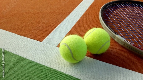 Tennisschläger mit Tennisbällen auf einem Indoor Tennisplatz © pattilabelle
