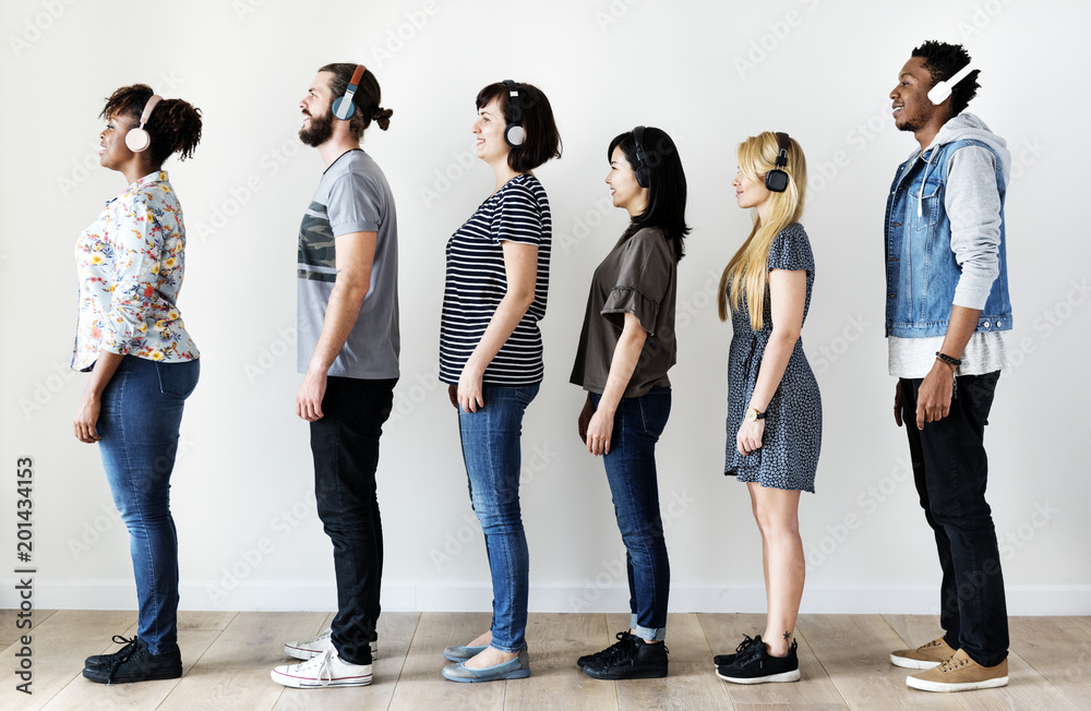 Obraz premium People together enjoying music