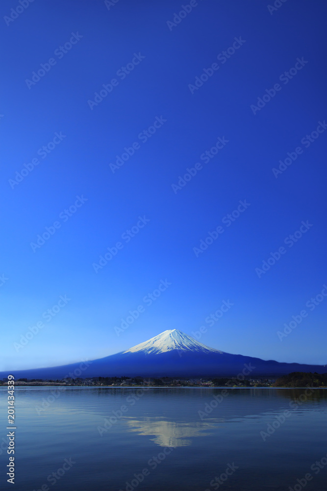 青空バックの富士山と河口湖に写る逆さ富士