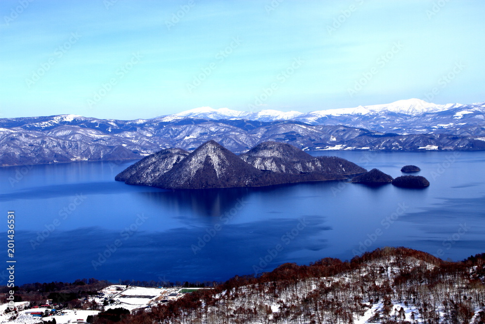 Obraz premium Landscape taken from Hokkaido, lake Toya, and its surroundings from the top of the mountain
