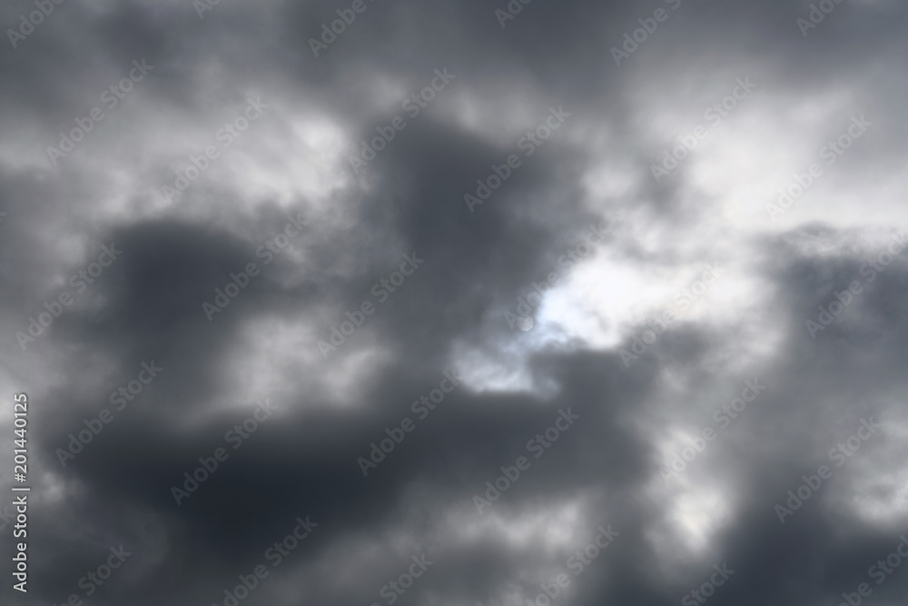 Fototapeta premium 雲から透けて見える太陽「空想・雲のモンスター」何だろう,これから何かが始まる,何がいるのか,何などのイメージ