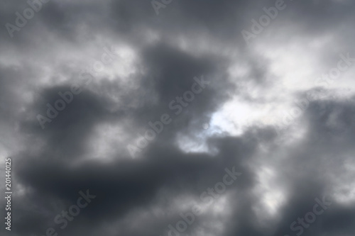 雲から透けて見える太陽「空想・雲のモンスター」何だろう,これから何かが始まる,何がいるのか,何などのイメージ