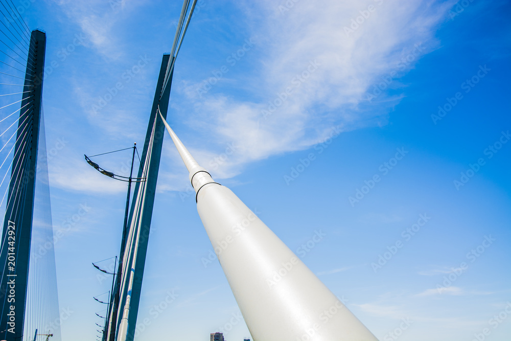 Obraz premium Cześć chłopaki, idźcie na podniebny most z pomostami