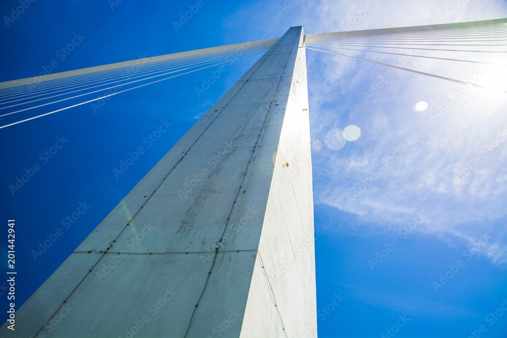 Obraz premium Cześć chłopaki, idźcie na podniebny most z pomostami