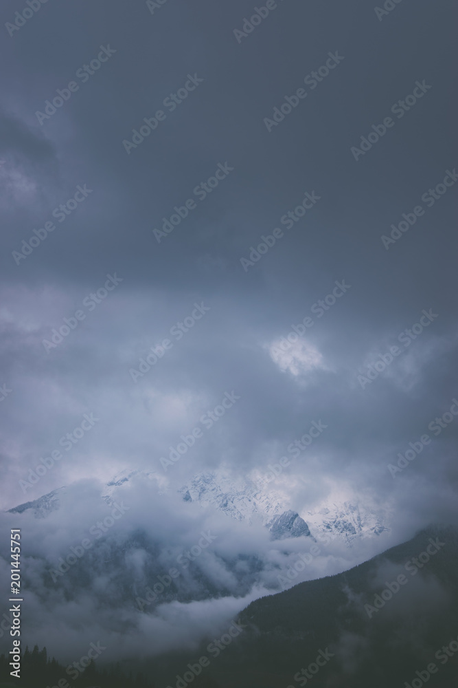 Berge mit Wolken und Schnee in den Alpen Berge mit Wolken und Schnee in den Alpen