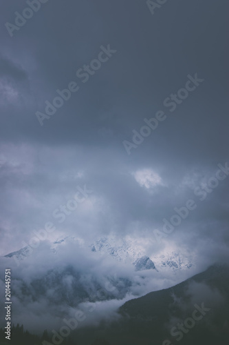 Berge mit Wolken und Schnee in den Alpen