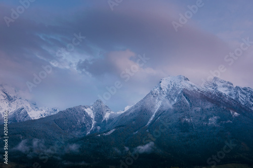 Abenddämmerung mit Wolken über dem Hochkalter in den Berchtesgadener Alpen