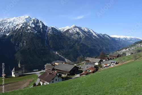 Osttirol, Pustertal, Lienzer Dolomiten, Lienz, Höhenstraße, Pustertaler Höhenstraße, Panzendorf, Assling, Straße, Dorf, Bergdorf, Schnee, sprießen, Gipfel, Wald, Weg photo