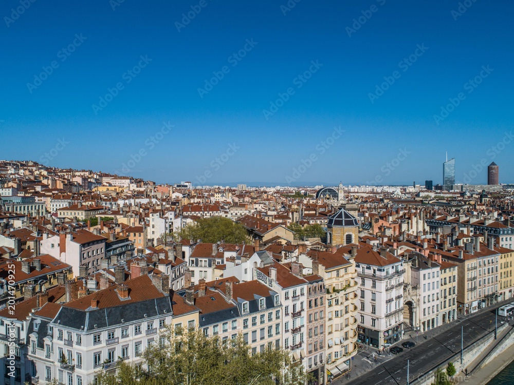 Fototapeta premium Ville de Lyon en bord de saône