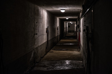 Fotobehang Tunnel Duistere verlaten tunnel met natte wanden  © Jaroslav Moravcik