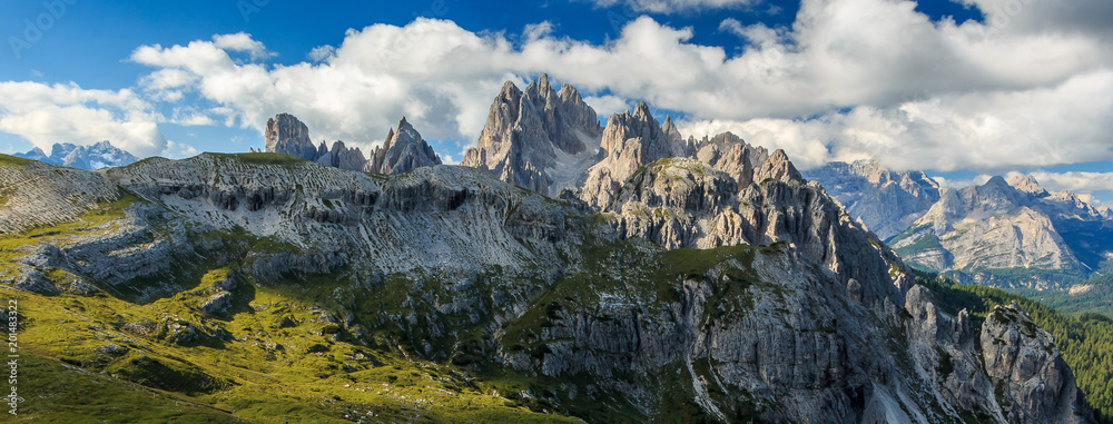 Landschaft um die Drei Zinnen in den Sextner Dolomiten, Südtirol Italien_015