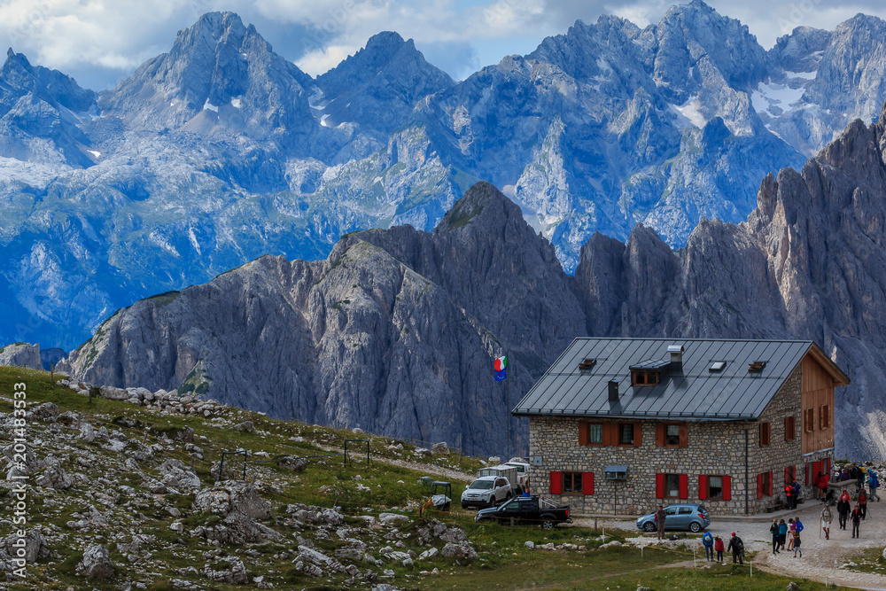 Landschaft um die Drei Zinnen in den Sextner Dolomiten, Südtirol Italien_011