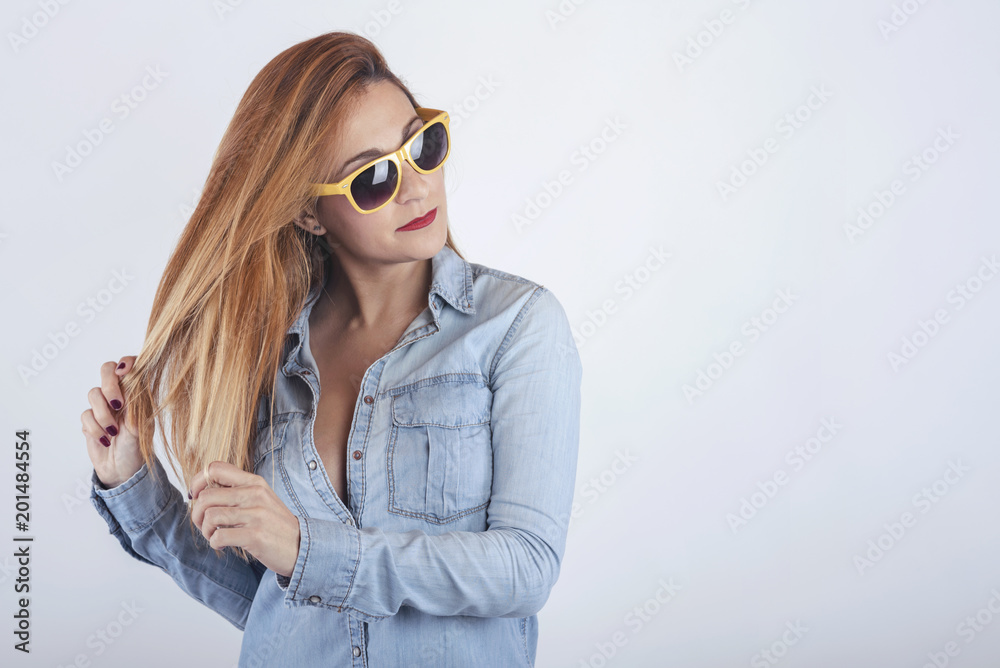chica guapa con gafas de sol obre fondo blanco chica guapa con gafas de sol obre fondo blanco