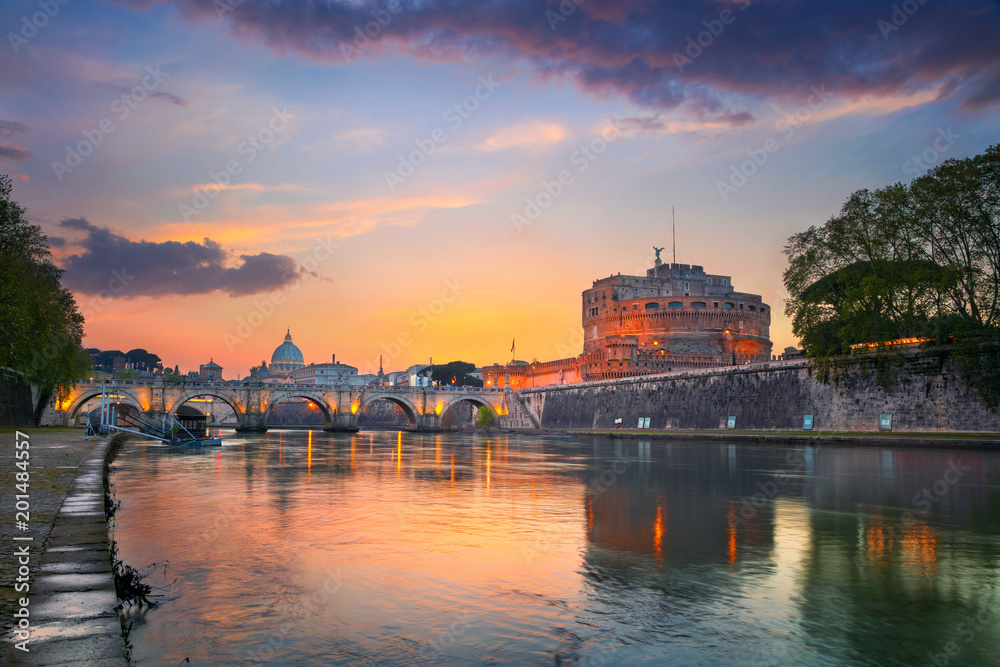 Fototapeta premium Rzym. Wizerunek Zamku Świętego Anioła i Mostu Świętego Anioła nad Tybrem w Rzymie o zachodzie słońca.