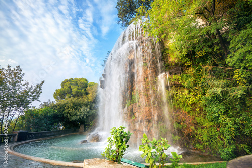 Fotografie, Obraz Waterfall in Parc de la Colline du Chateau