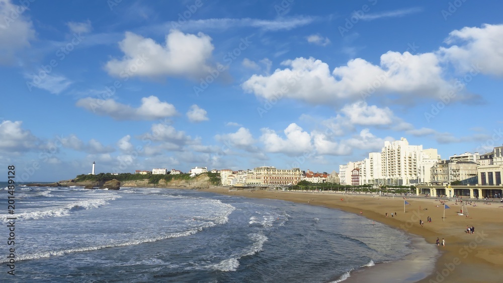 Biarritz, vue panoramique sur la grande plage sous un ciel bleu, avec des cumulus (France)