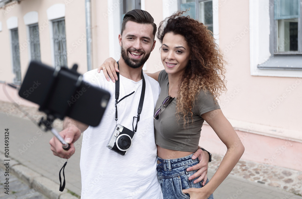 Naklejka premium Happy traveling couple making selfie, romantic mood.