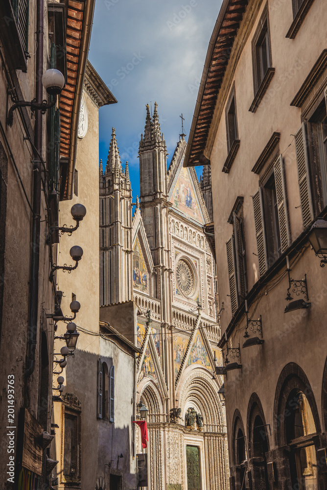 Obraz premium ancient historical Orvieto Cathedral and buildings in Orvieto, Rome suburb, Italy