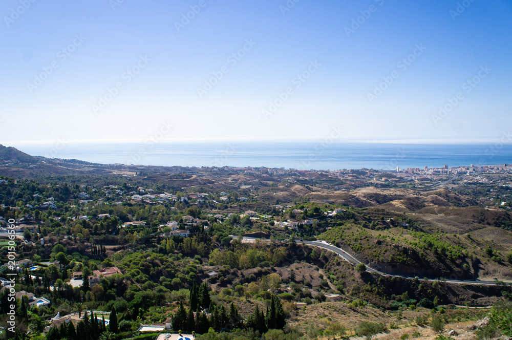 ミハスの展望台から見た町並みとアルボラン海