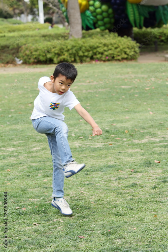 サッカーボールを蹴る小学生(3年生)