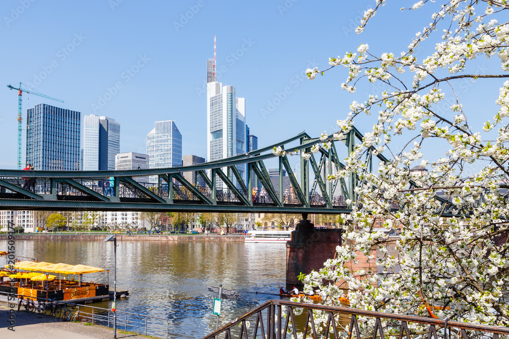 Obraz premium Frankfurt am Main, Eiserner Steg und die Skyline. 17.04.2018. 
