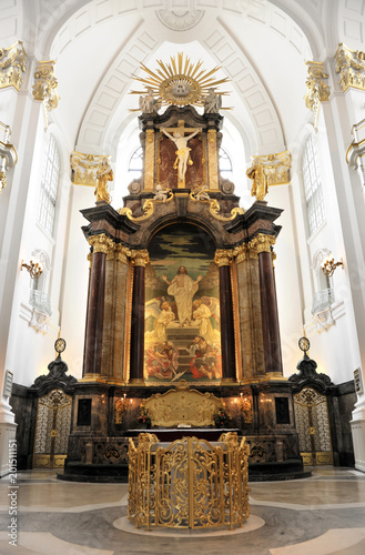 Innenansicht mit Altar der Barockkirche St. Michaelis, Hamburg, Deutschland, Europa