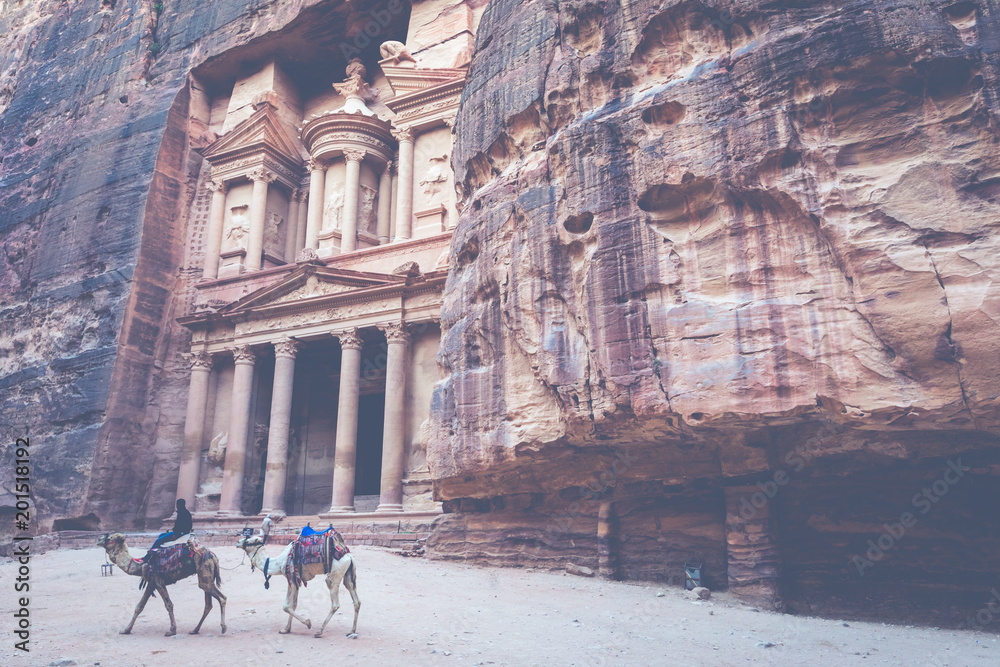 Obraz premium Al Khazneh - the treasury, ancient city of Petra, Jordan