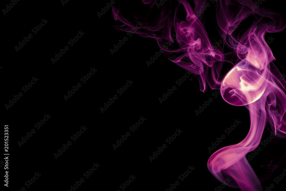 Obraz premium Purple smoke on black background