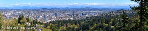 Fototapeta Naklejka Na Ścianę i Meble -  Portland Oregon city panorama from Pittock Mansion