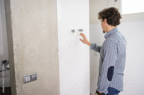 Obraz na płótnie Young person programmed air conditioning w salonie