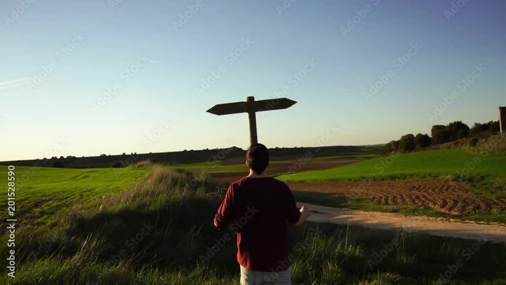 Hombre joven decidiendo qué destino tomar 