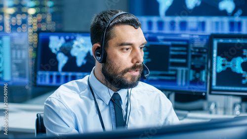 Foto System Control Room Dispatcher Talks into Headset