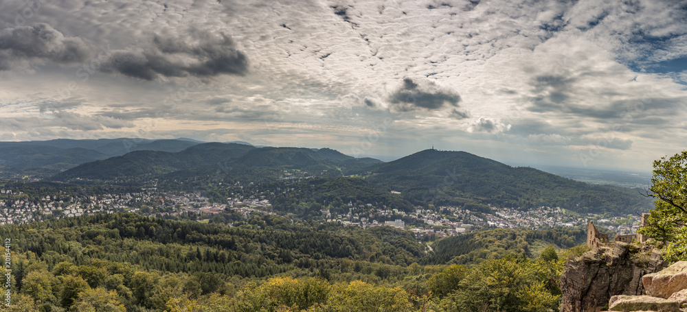 Panorama Blick auf Baden-Baden und altes Schloss