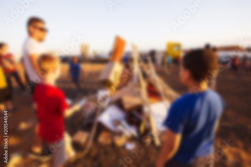 Foto Abstract blur background. Festive Lag Baomer bonfires in Israel.