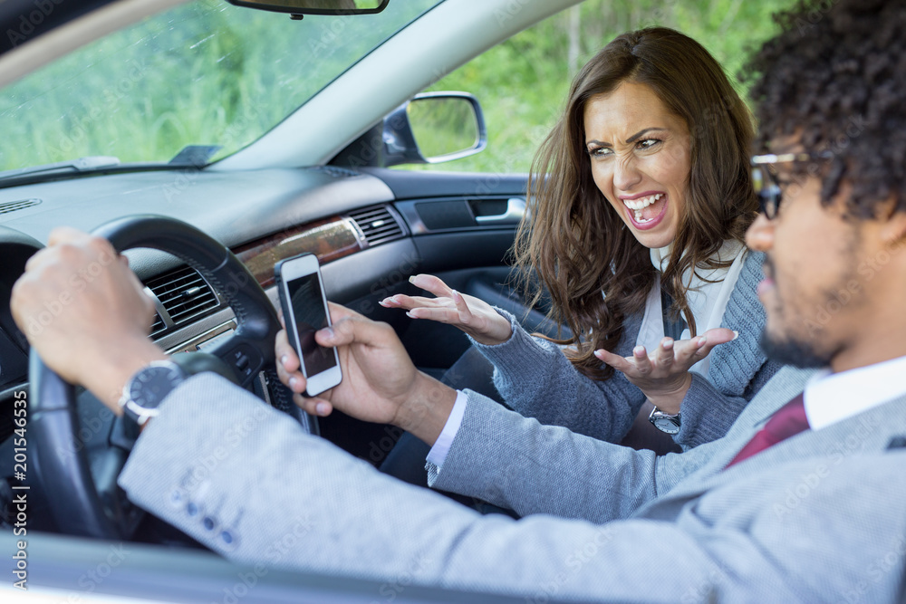 Naklejka premium Dont text and drive, girl yelling at her boyfriend