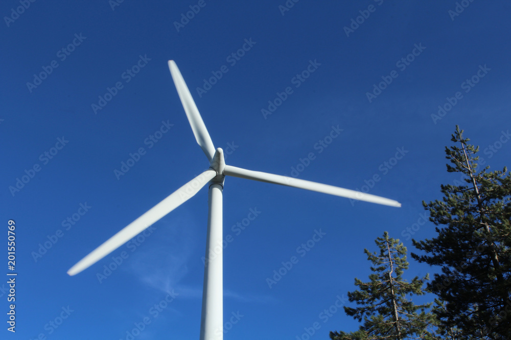éolienne dans le parc éolien des corbières dans l'aude en france éolienne dans le parc éolien des corbières dans l'aude en france