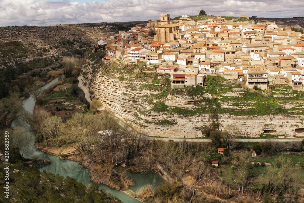 Obraz premium Panoramic of the village of Jorquera on the mountain and the river cabriel surrounding it