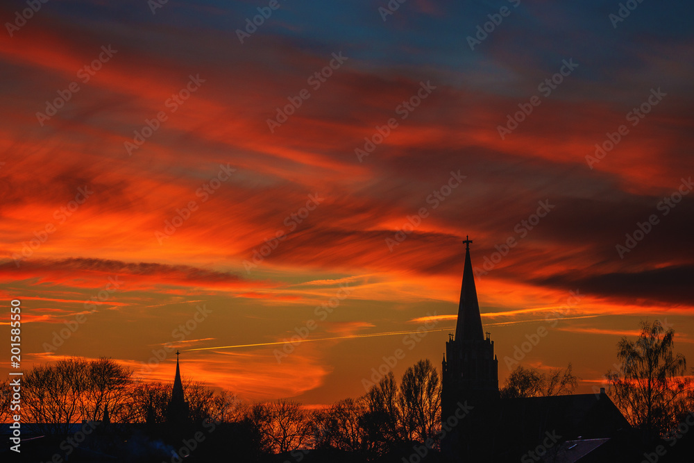 Obraz premium A very beautiful, colorful sunset over a blue sea