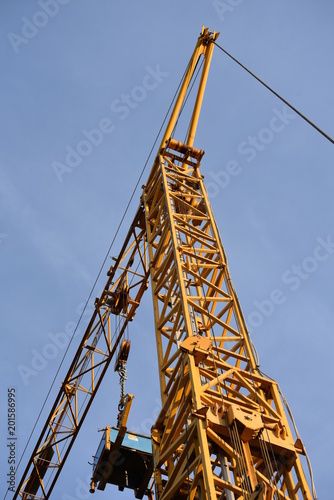 gru nel cantiere edile vista dal basso 