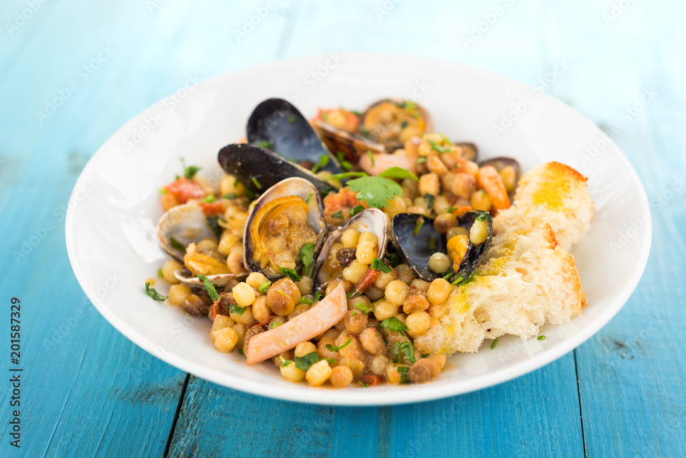 Piatto di Fregola con frutti di mare, specialità della Sardegna Piatto di Fregola con frutti di mare, specialità della Sardegna
