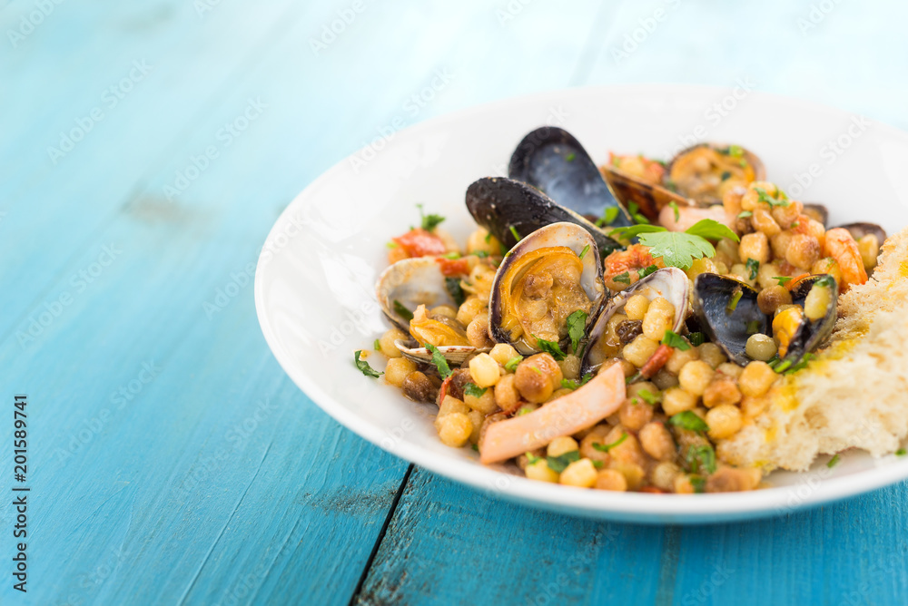 Naklejka premium Piatto di Fregola con frutti di mare, specialità della Sardegna