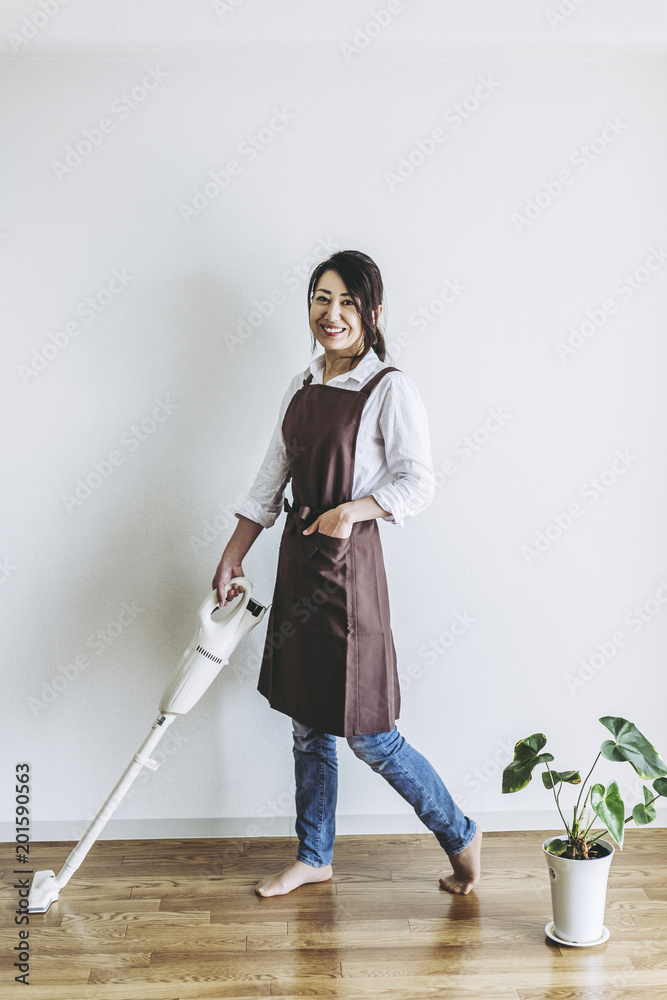 掃除機と女性 掃除機と女性