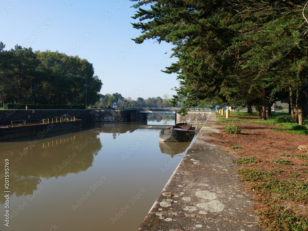 Péniche abandonnée au bord de l'écluse commune du Pellerin Loire Arlantique Péniche abandonnée au bord de l'écluse commune du Pellerin Loire Arlantique