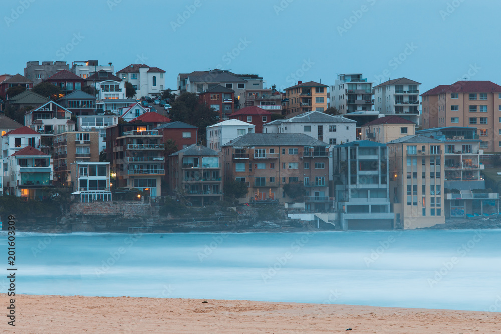 Fototapeta premium Morning blue hour view of North Bondi Beach, Sydney.