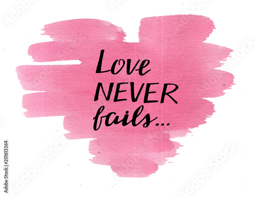 Fotografía Hand lettering Love never fails, made on watercolor pink heart.
