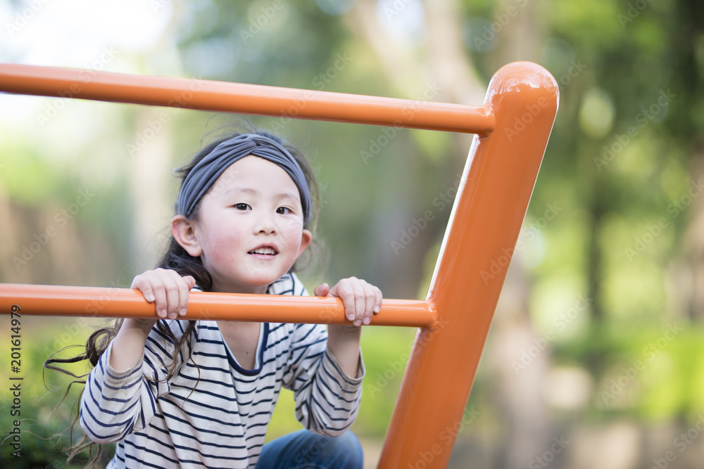 Obraz premium 公園で遊ぶ女の子