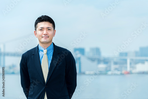 30代　男性　ビジネスイメージ