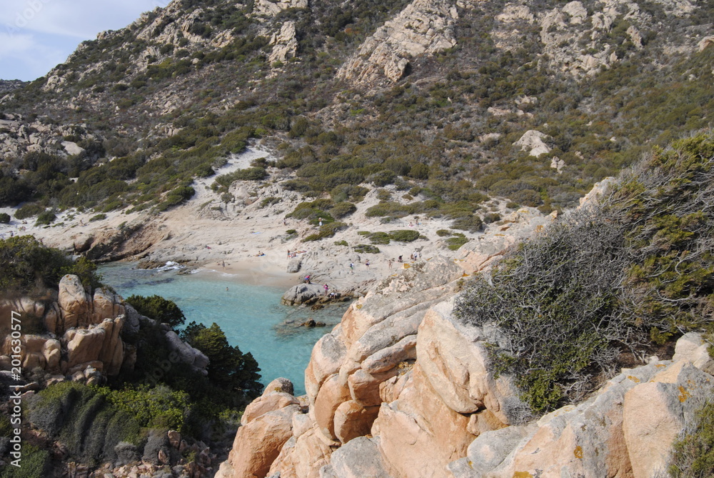 Cala de agua transparente en la Isla de Cerdeña, Italia