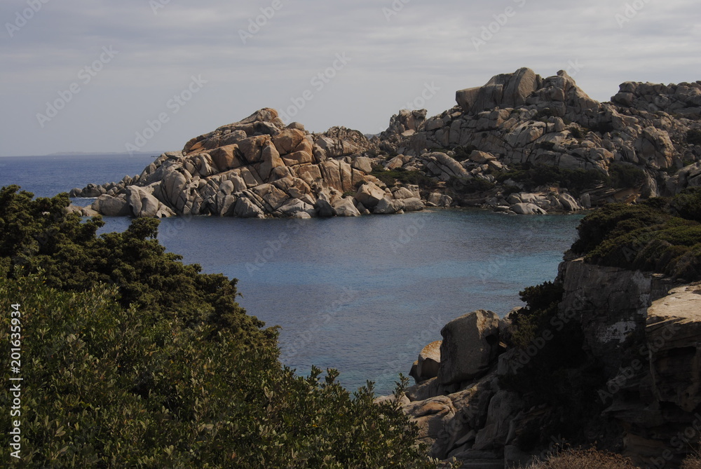 Bahía, cala, de agua tuquesa, transparente, en Cerdeña, Sardignia, Italia