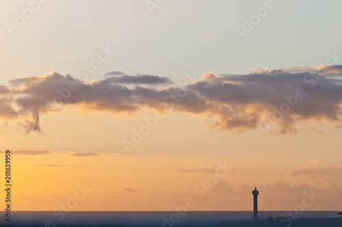 Leuchtturm auf Felsenklippe am Meer